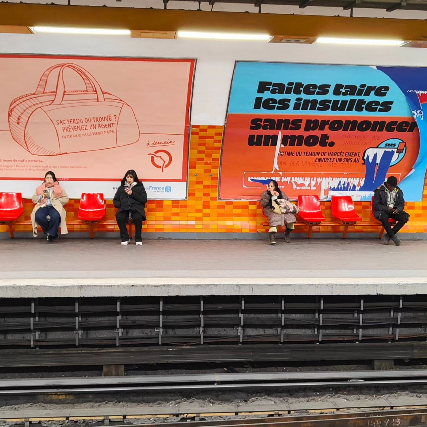 Bagage abandonné et insultes : tout l'esprit RATP résumé en deux publicités #transport #ratp #metro #paris #transportencommun #bagage #violence #publicité